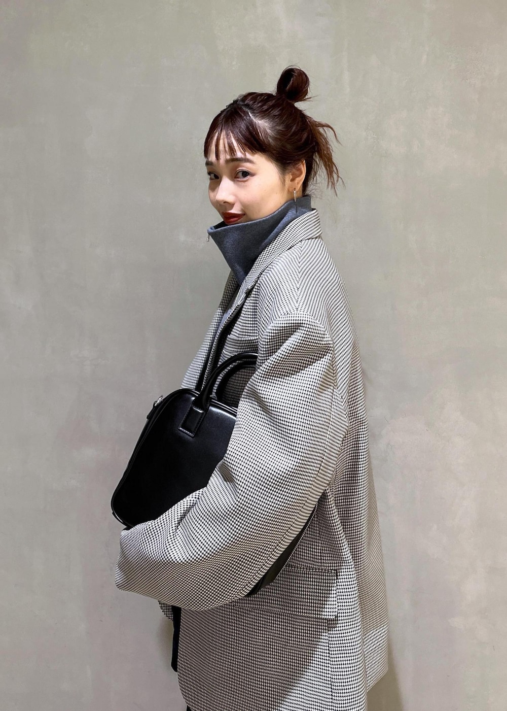 ブラック系のその他シューズ、ブラック系のその他パンツ、ブルー系のスウェットを着用したレディースの秋コーディネートの8枚目の写真