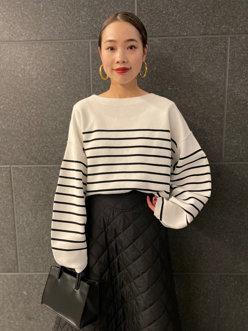 ブラック系のその他アウター、ブラック系のスカート、ブラック系のブーツを着用したレディースの冬コーディネートの5枚目の写真