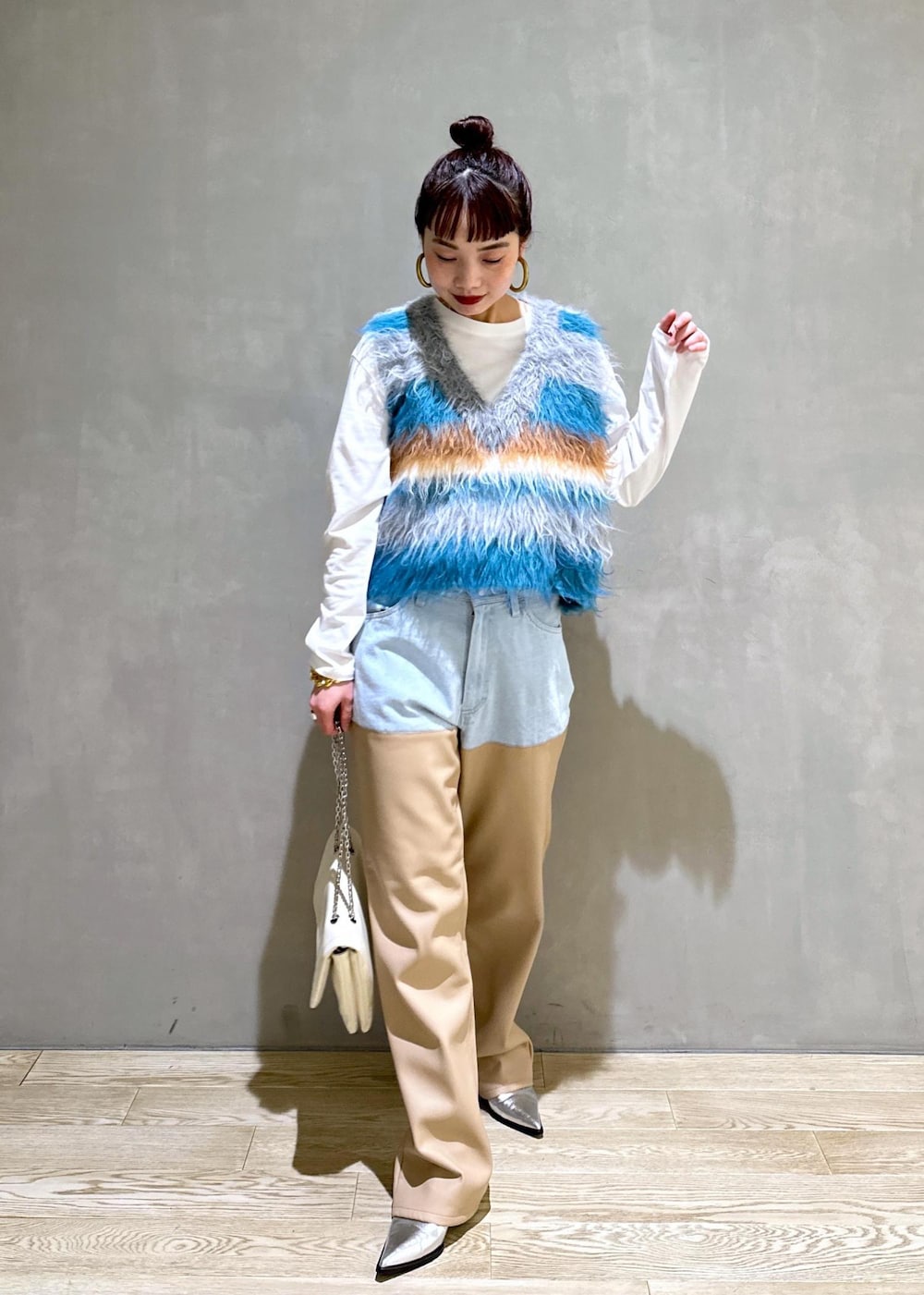 シルバー系のパンプス、ホワイト系のTシャツ/カットソー、ホワイト系のショルダーバッグを着用したレディースの秋コーディネートの2枚目の写真