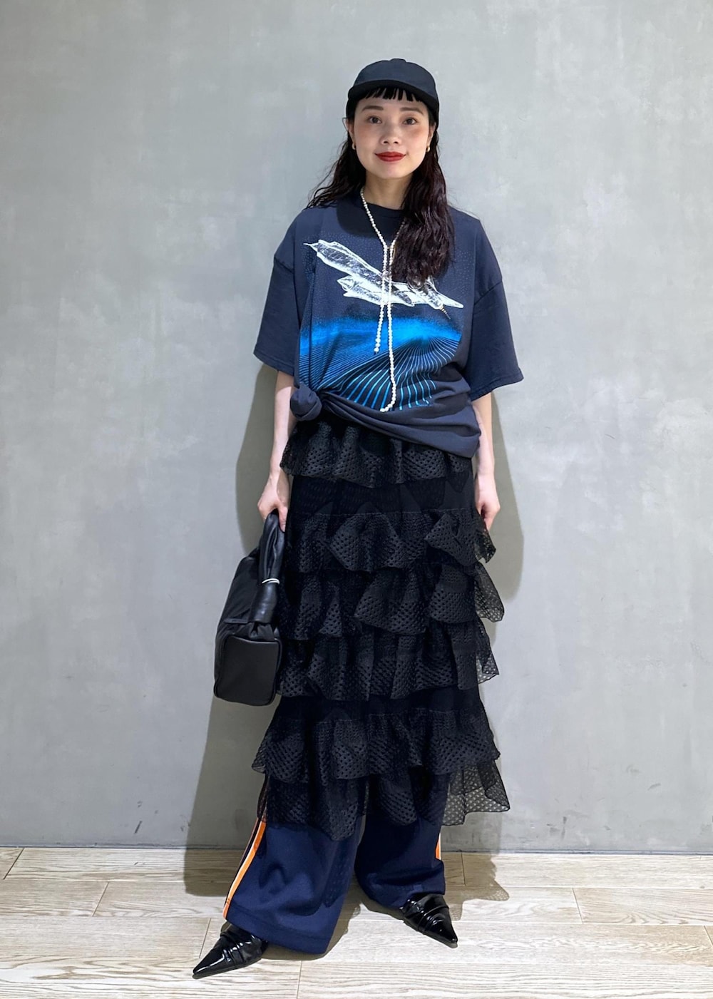 ブルー系のその他パンツ、ブラック系のサンダル、ブラック系のハンドバッグを着用したレディースの夏コーディネートの2枚目の写真
