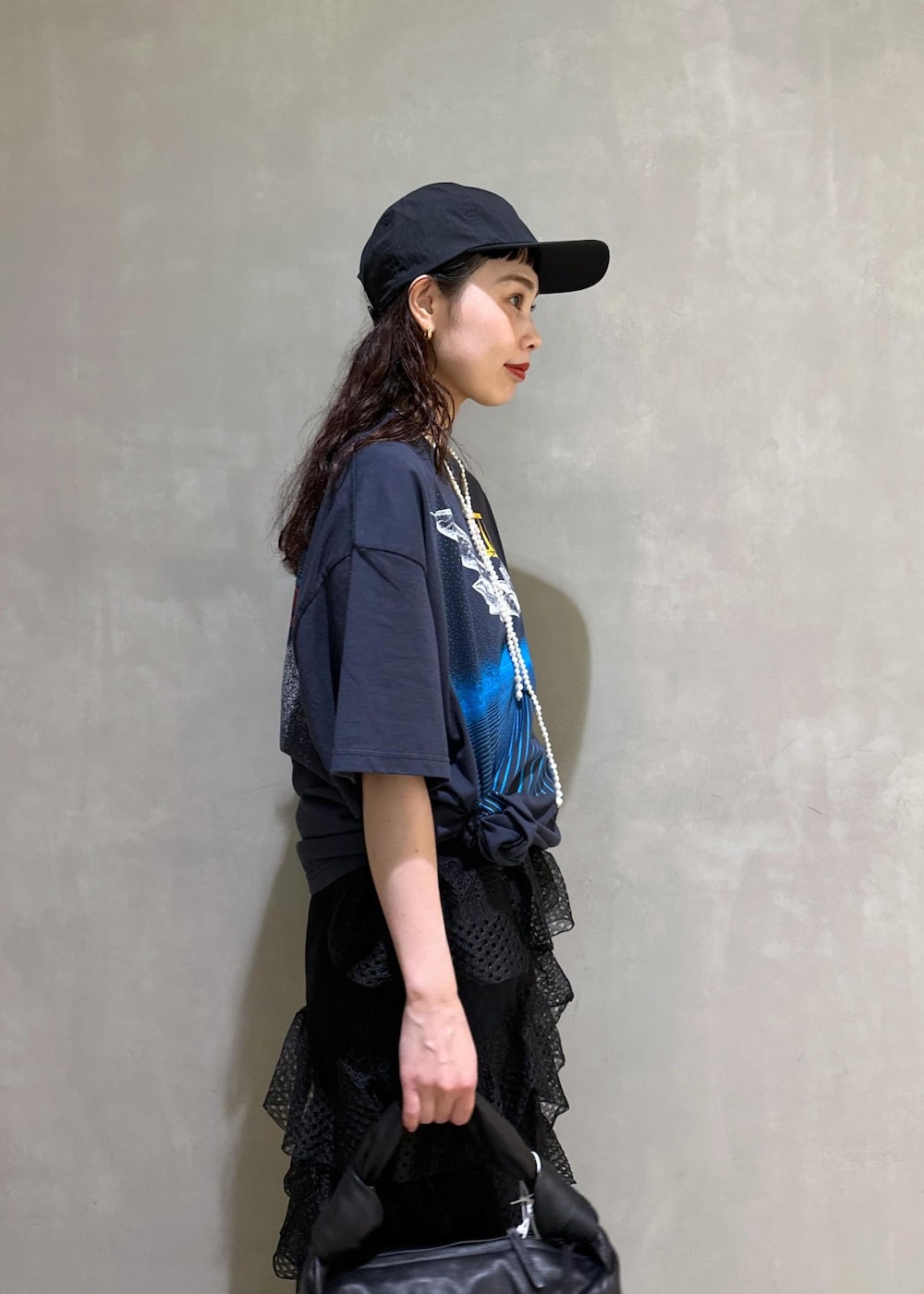 ブルー系のその他パンツ、ブラック系のサンダル、ブラック系のハンドバッグを着用したレディースの夏コーディネートの7枚目の写真