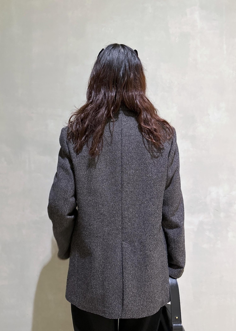 グリーン系のスニーカー、ホワイト系のシャツ/ブラウス、ブラック系のその他パンツを着用したレディースの冬コーディネートの8枚目の写真