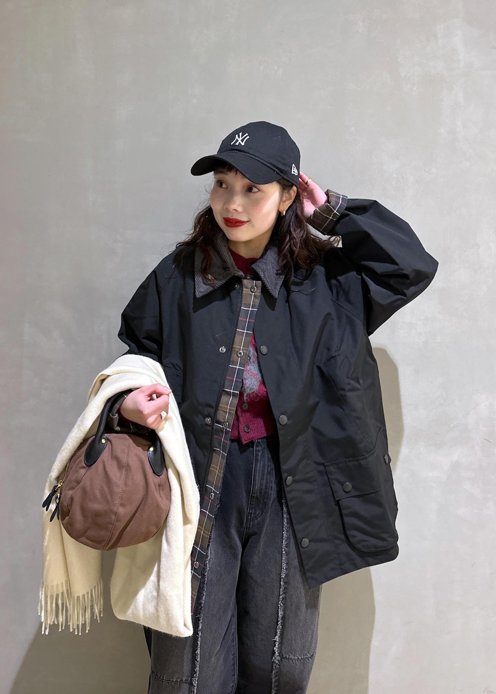 ブラック系のブルゾン、ブラック系のローファー、ブラック系のデニムパンツを着用したレディースの冬コーディネートの7枚目の写真