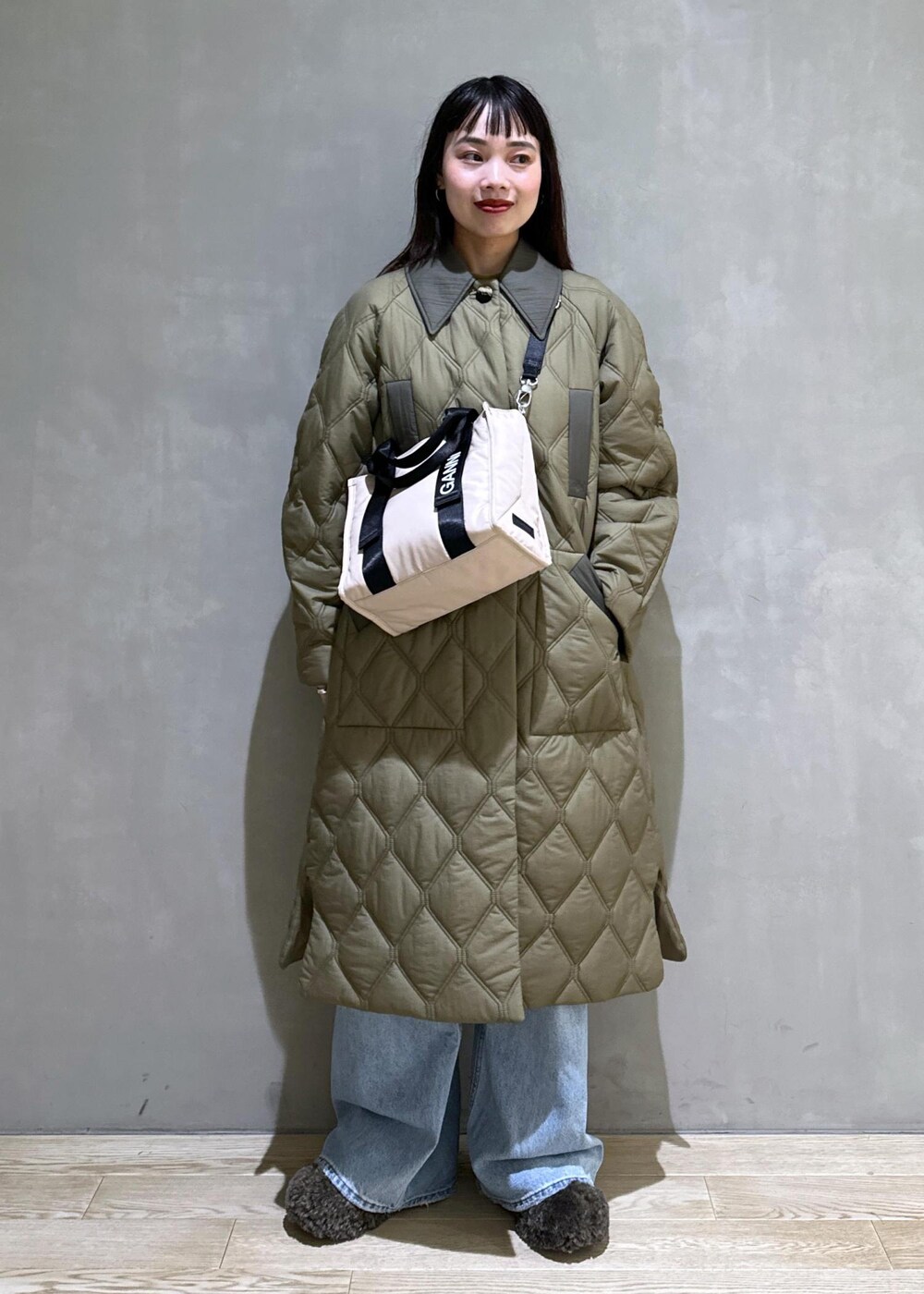 「GANNI、ガニー、キルティングコート、キルティング、ブルベ冬、ブルベ冬コーデ、骨格ウェーブ、骨格ウェーブコーデ、初秋コーデ、秋コーデ、初冬コーデ、冬コーデ、デートコーデ、お出かけコーデ、女子会コーデ」｜「ADAM ET ROPE'のチャンキーフェイクファークロッグ（サンダル、ブラウン系）」を使った、AKARIさん（レディース・157cm）の秋コーディネートの2枚目の写真