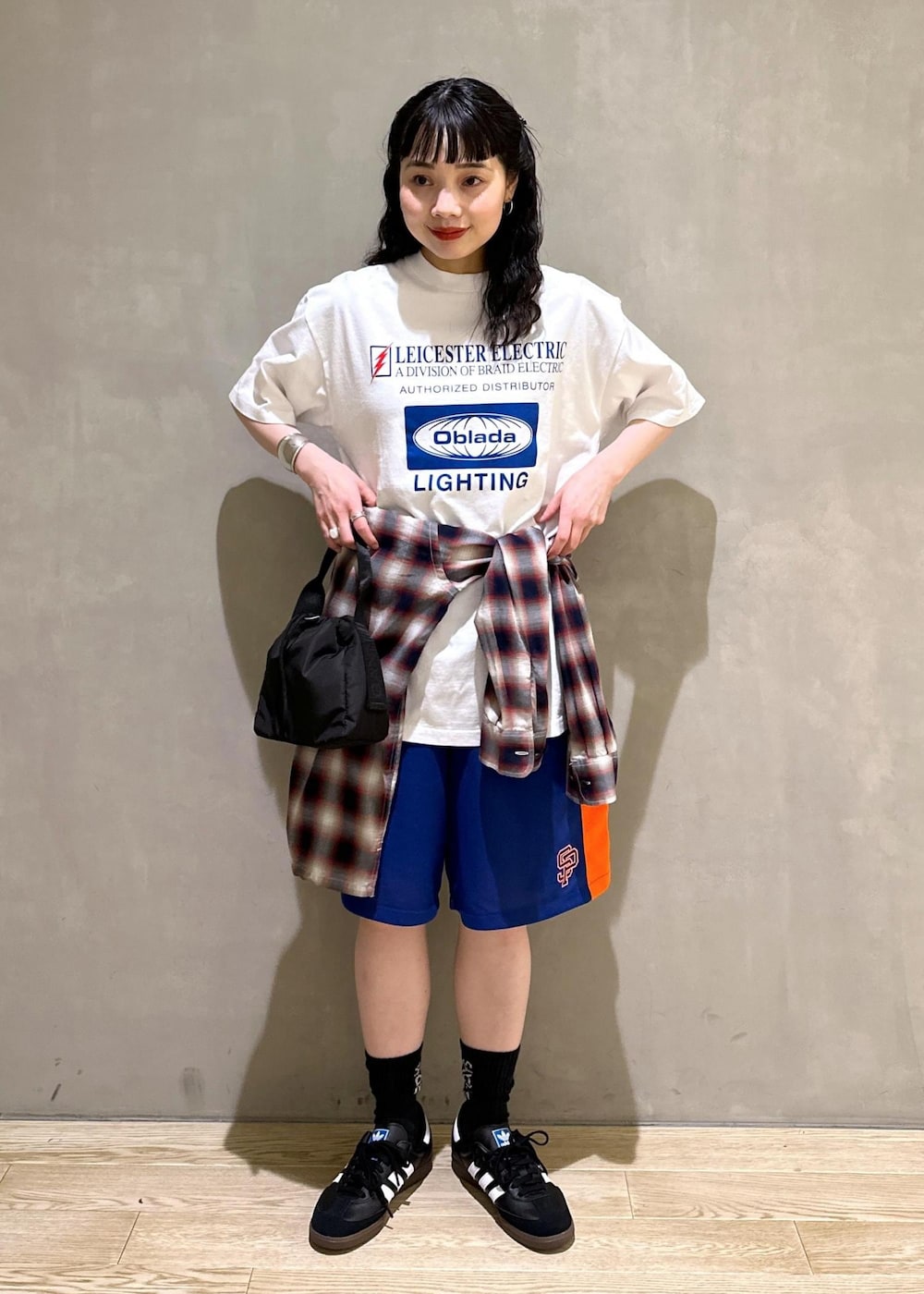 ブルー系のその他パンツ、ベージュ系のシャツ/ブラウスを着用したレディースの夏コーディネートの2枚目の写真