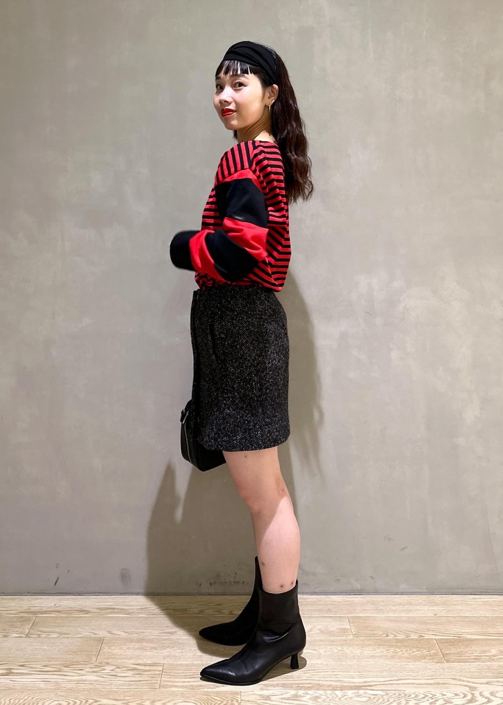「G.F.G.S、初秋コーデ、秋コーデ、初冬コーデ、お出かけコーデ、女子会コーデ、大人カジュアル、スカートスタイル、カジュアルコーデ、きれいめコーデ、別注アイテム、ADAM ET ROPÉ、ウェーブ、ブルべ冬、乾燥」|「ADAM ET ROPE'の【2WAY】ダブルツイストヘアバンド(ヘアバンド、ブラック系)」を使った、AKARIさん(レディース・157cm)の夏コーディネートの3枚目の写真