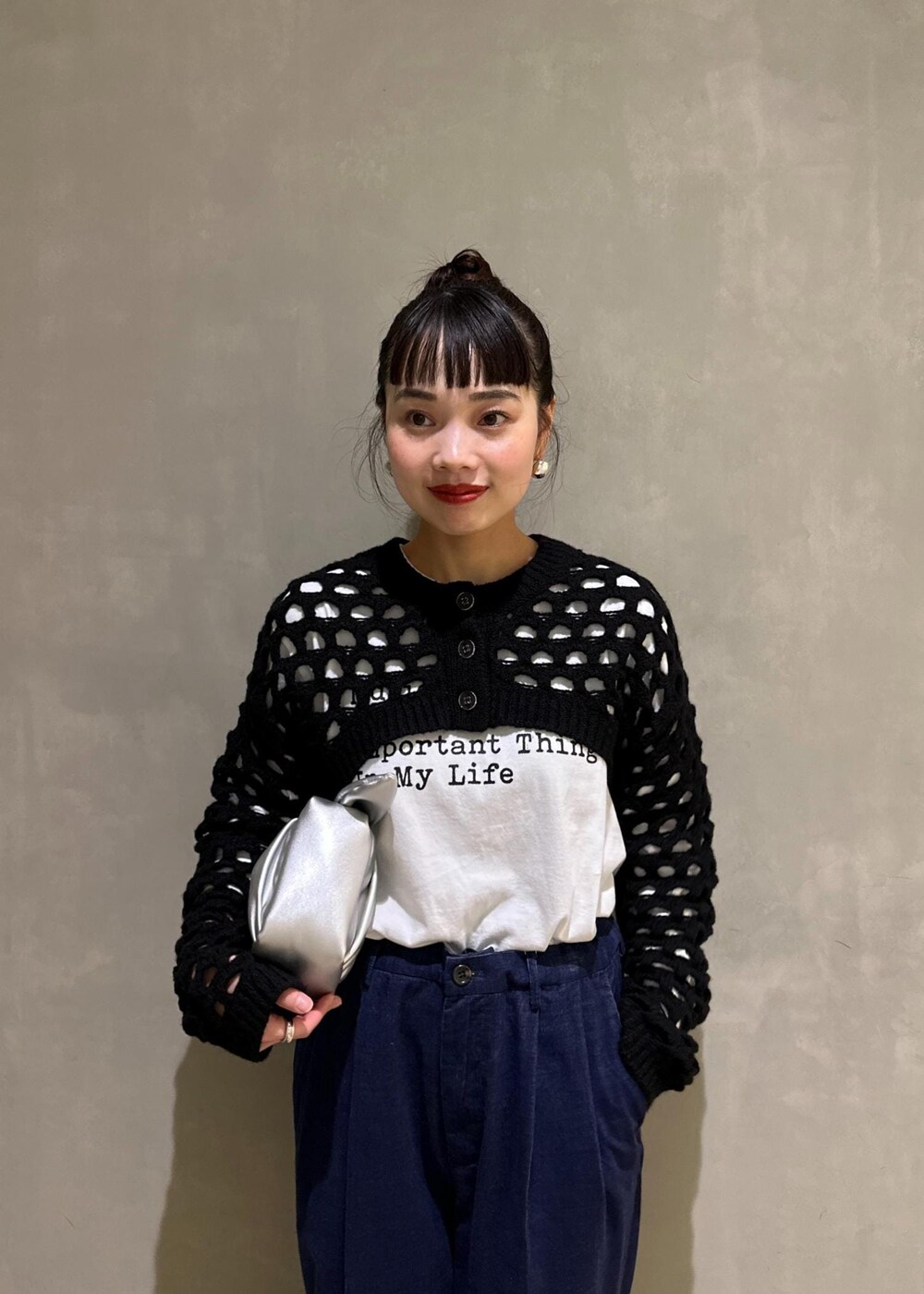 ホワイト系のTシャツ/カットソー、ブラック系のパンプス、ブラック系のカーディガン/ボレロを着用したレディースの秋コーディネートの5枚目の写真