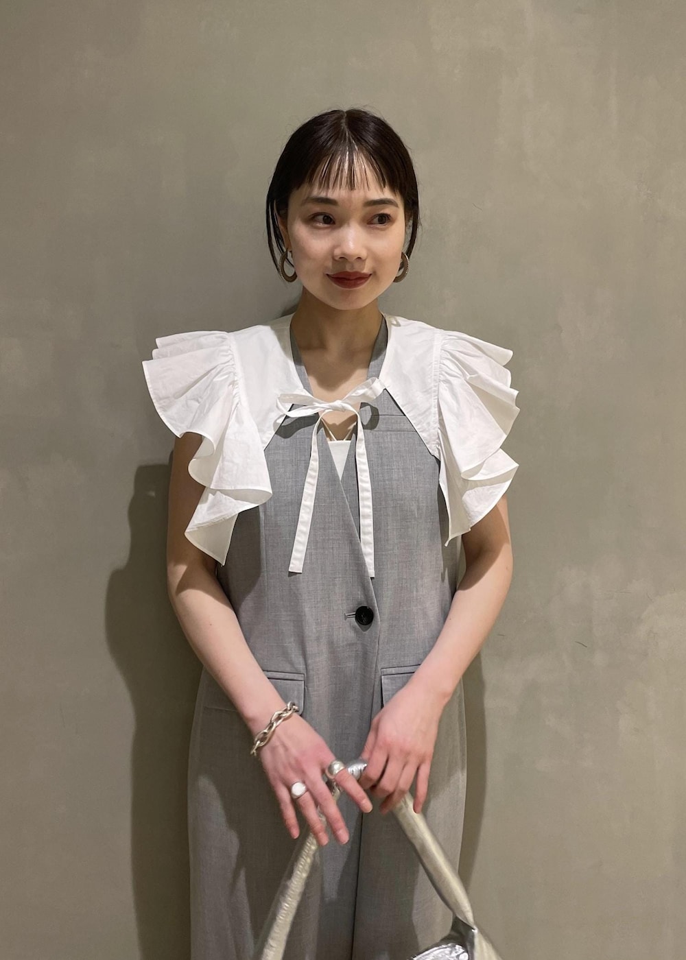 「ロンパース、ブルベウィンター、ブルベ冬、フリルtee、セットアイテム、サンダル、バンドバッグ、ADAM ET ROPÉ、FEMME、骨格ウェーブ、ブルべ、きれいめ、フェミニン、夏、夏コーデ」|「ADAM ET ROPE'の【サステナブル】ナロークロスストラップサンダル(サンダル、ブラック系)」を使った、AKARIさん(レディース・157cm)の春コーディネートの4枚目の写真