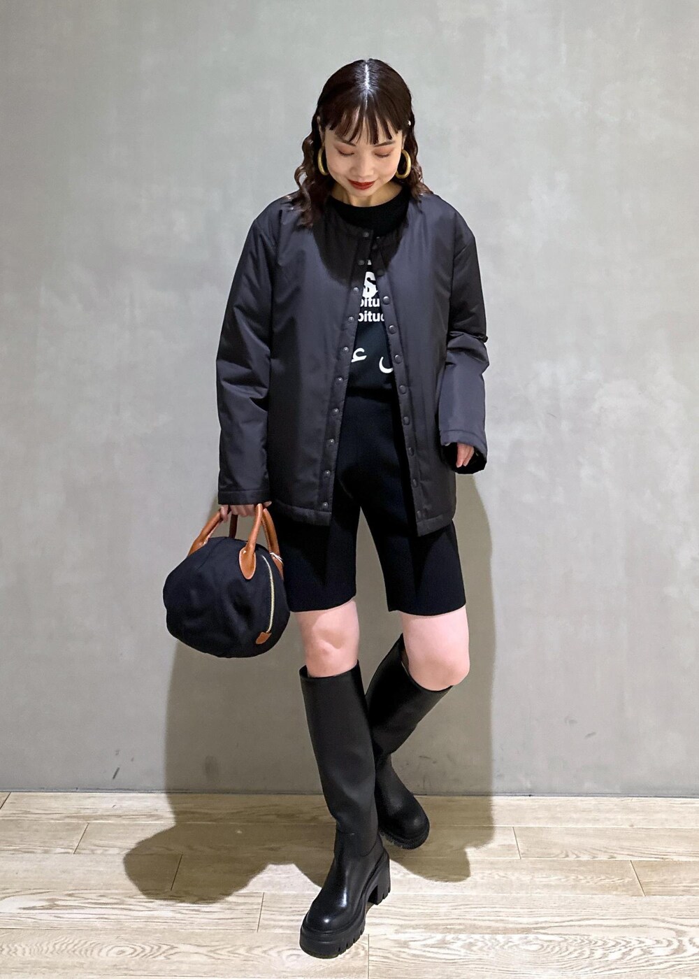 ブラック系のTシャツ/カットソー、ブラック系のその他パンツを着用したレディースの冬コーディネートの2枚目の写真