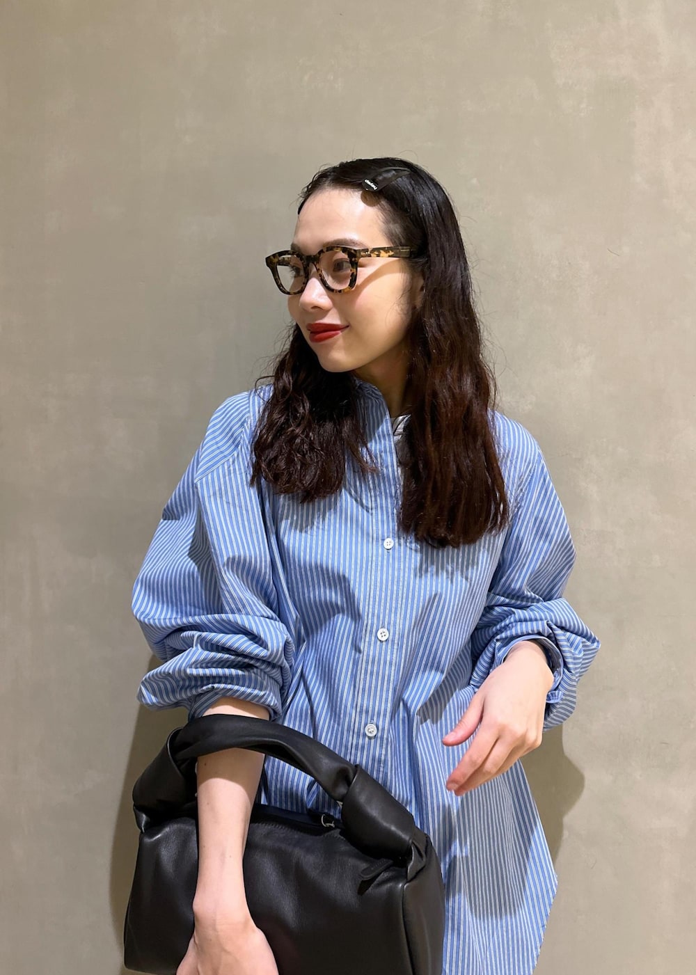 ブラック系のハンドバッグ、ブラック系のその他パンツ、ブラック系のブーツを着用したレディースの秋コーディネートの5枚目の写真