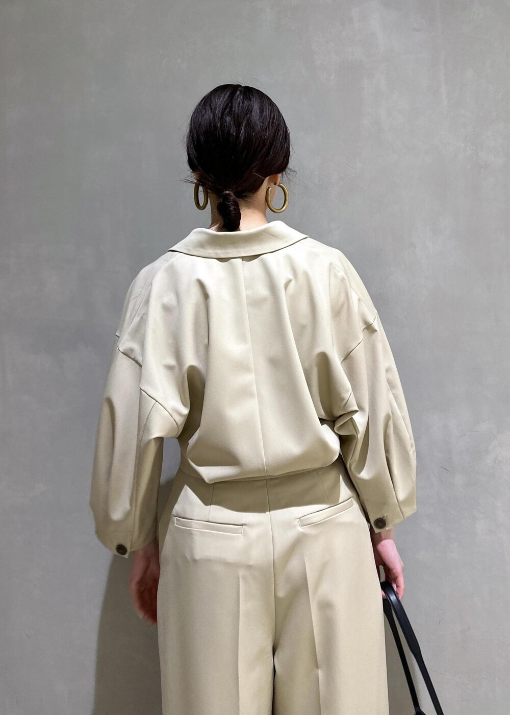 「ロンパース、ブルベ冬、ブルベ冬コーデ、骨格ウェーブ、パンプス、lowclassic、ハンドバッグ、ジャンプスーツ、ADAM ET ROPÉ、FEMME、ブルべ、きれいめ、スーツ、春、春コーデ」｜「ADAM ET ROPE'のギャザーパンプス（パンプス、ゴールド系）」を使った、AKARIさん（レディース・157cm）の春コーディネートの6枚目の写真
