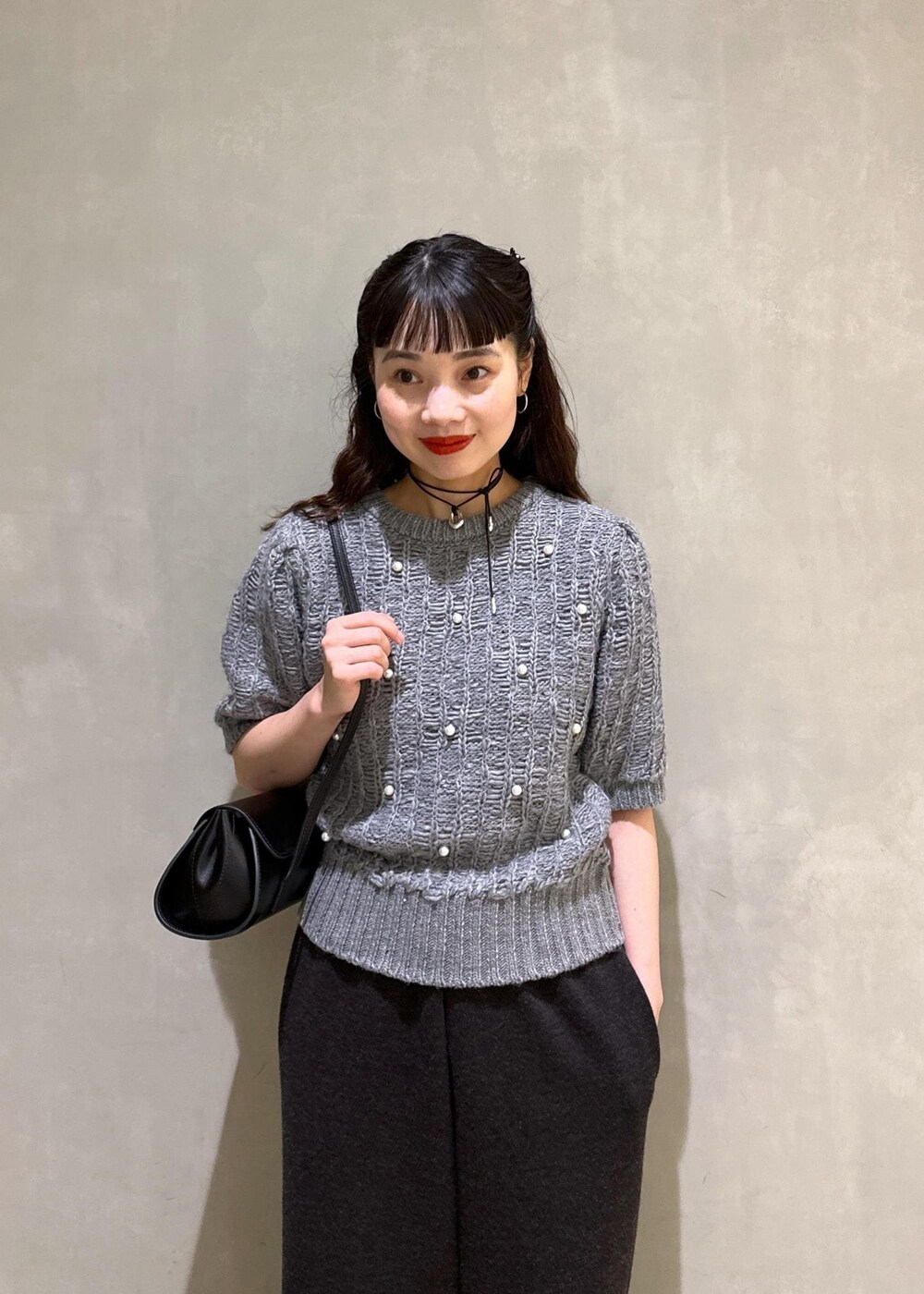 「WEB限定、WEB限定商品、パール、ニット、ニットパンツ、初秋コーデ、秋コーデ、初冬コーデ、セレモニーコーデ、デートコーデ、お出かけコーデ、女子会コーデ、フェミニンコーデ、シンプルコーデ、きれいめコーデ」|「ADAM ET ROPE'のMOL Rollバッグ(ショルダーバッグ、ブラック系)」を使った、AKARIさん(レディース・157cm)の夏コーディネートの6枚目の写真