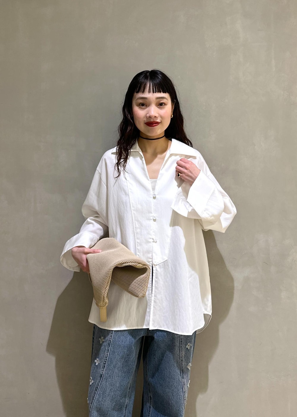 ベージュ系のショルダーバッグ、ホワイト系のシャツ/ブラウス、ブラック系のサンダルを着用したレディースの春コーディネートの10枚目の写真