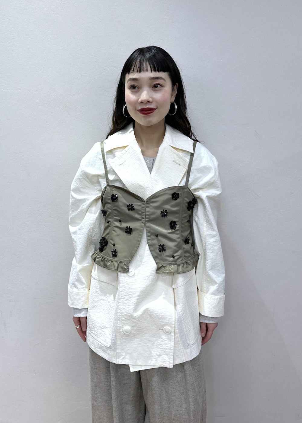 ホワイト系のカーディガン/ボレロを着用したレディースの冬コーディネートの10枚目の写真