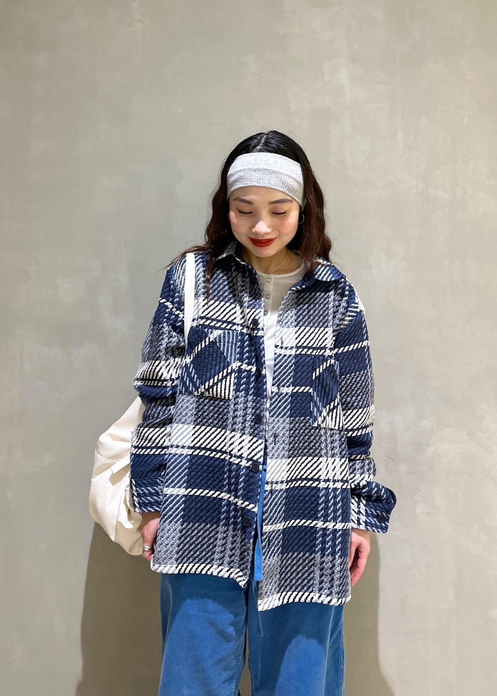 「コーデュロイ、コーデュロイパンツ、ブルー、チェック、Wax london、初秋コーデ、秋コーデ、初冬コーデ、デートコーデ、お出かけコーデ、モード、ストリート、大人カジュアル、レイヤード、パンツスタイル」|「ADAM ET ROPE'のチャンキーフェイクファークロッグ(サンダル、ベージュ系)」を使った、AKARIさん(レディース・157cm)の秋コーディネートの8枚目の写真