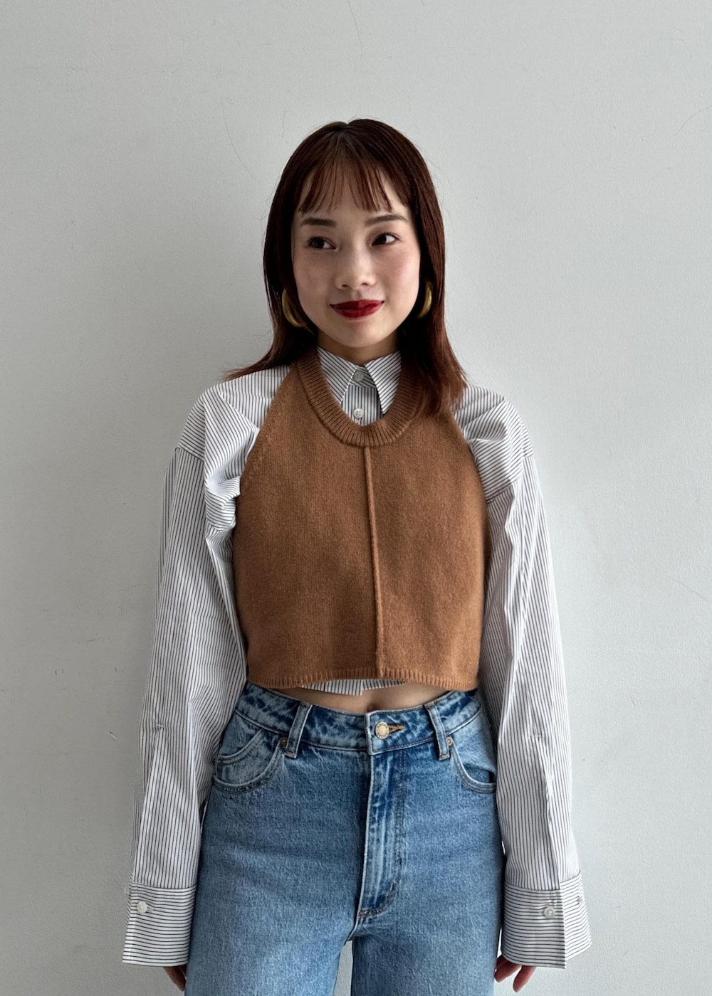 シルバー系のパンプス、ブラック系のシャツ/ブラウスを着用したレディースの冬コーディネートの3枚目の写真