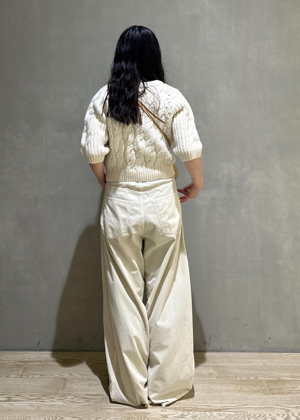 ホワイト系のその他パンツ、ホワイト系のニット/セーター、イエロー系のキーホルダーを着用したレディースの秋コーディネートの5枚目の写真