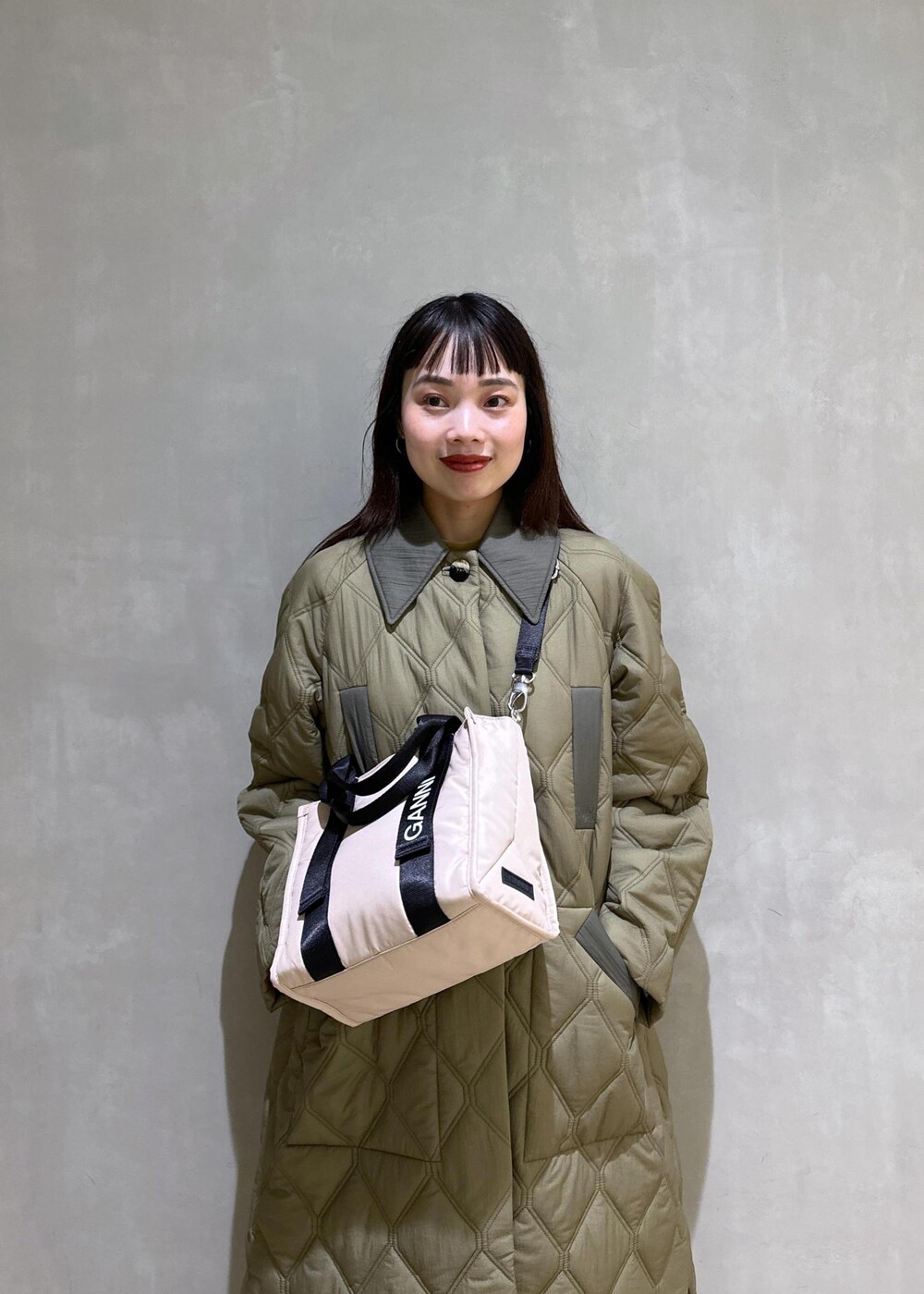 「GANNI、ガニー、キルティングコート、キルティング、ブルベ冬、ブルベ冬コーデ、骨格ウェーブ、骨格ウェーブコーデ、初秋コーデ、秋コーデ、初冬コーデ、冬コーデ、デートコーデ、お出かけコーデ、女子会コーデ」｜「ADAM ET ROPE'のチャンキーフェイクファークロッグ（サンダル、ブラウン系）」を使った、AKARIさん（レディース・157cm）の秋コーディネートの6枚目の写真