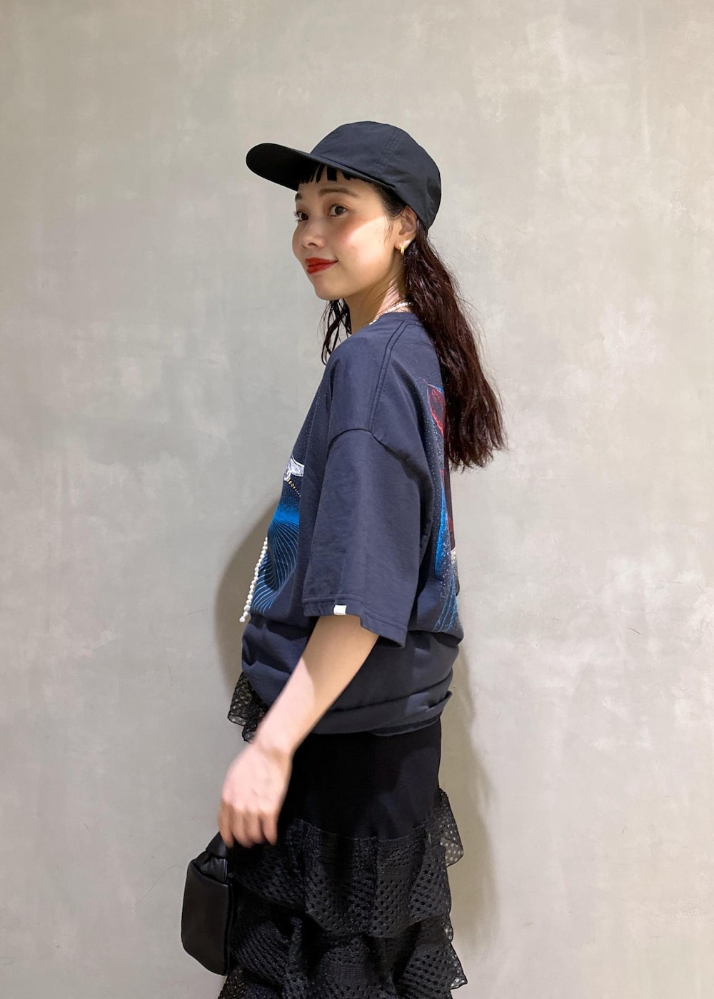 ブルー系のその他パンツ、ブラック系のサンダル、ブラック系のハンドバッグを着用したレディースの夏コーディネートの8枚目の写真