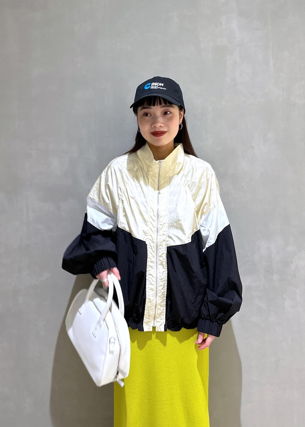 「miller、ミラー、タイトスカート、ブルベ冬、ブルベ冬コーデ、骨格ウェーブ、骨格ウェーブコーデ、羽織り、web限定、web限定商品、adidas、スニーカー、キャップ、初秋コーデ、秋コーデ」｜「ADAM ET ROPE'の【OBLADA(オブラダ)】CINCH CREATIVE CAP（キャップ、ブラック系）」を使った、AKARIさん（レディース・157cm）の秋コーディネートの5枚目の写真