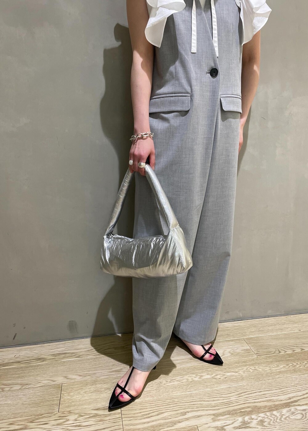 「ロンパース、ブルベウィンター、ブルベ冬、フリルtee、セットアイテム、サンダル、バンドバッグ、ADAM ET ROPÉ、FEMME、骨格ウェーブ、ブルべ、きれいめ、フェミニン、夏、夏コーデ」|「ADAM ET ROPE'の【サステナブル】ナロークロスストラップサンダル(サンダル、ブラック系)」を使った、AKARIさん(レディース・157cm)の春コーディネートの6枚目の写真