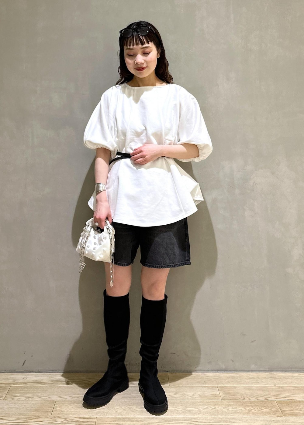 「ブルベ冬、ブルベ冬コーデ、ハーフパンツ、ロングブーツ、レインブーツ、ベルト、サングラス、チェーンバッグ、ADAM ET ROPÉ、FEMME、骨格ウェーブ、ブルべ、きれいめ、きれいめカジュアル、大人カジュアル」｜「ADAM ET ROPE'のウォータープルーフソックスロングブーツ（ブーツ、ブラック系）」を使った、AKARIさん（レディース・157cm）の春コーディネートの2枚目の写真
