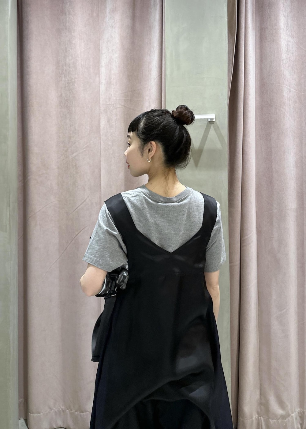 ブラック系のサンダル、ブラック系のその他パンツ、グレー系のTシャツ/カットソーを着用したレディースの春コーディネートの9枚目の写真