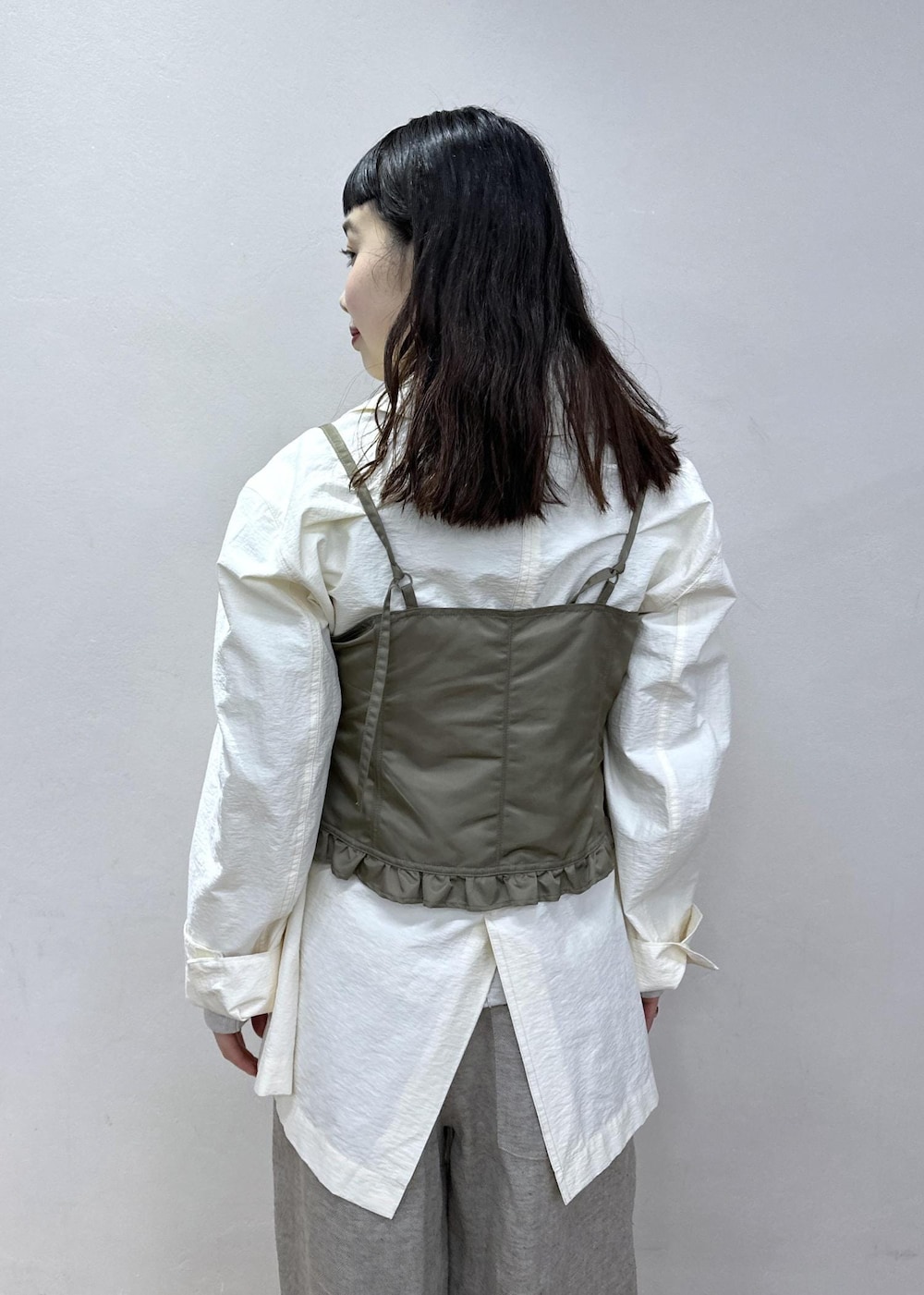 ホワイト系のカーディガン/ボレロを着用したレディースの冬コーディネートの8枚目の写真