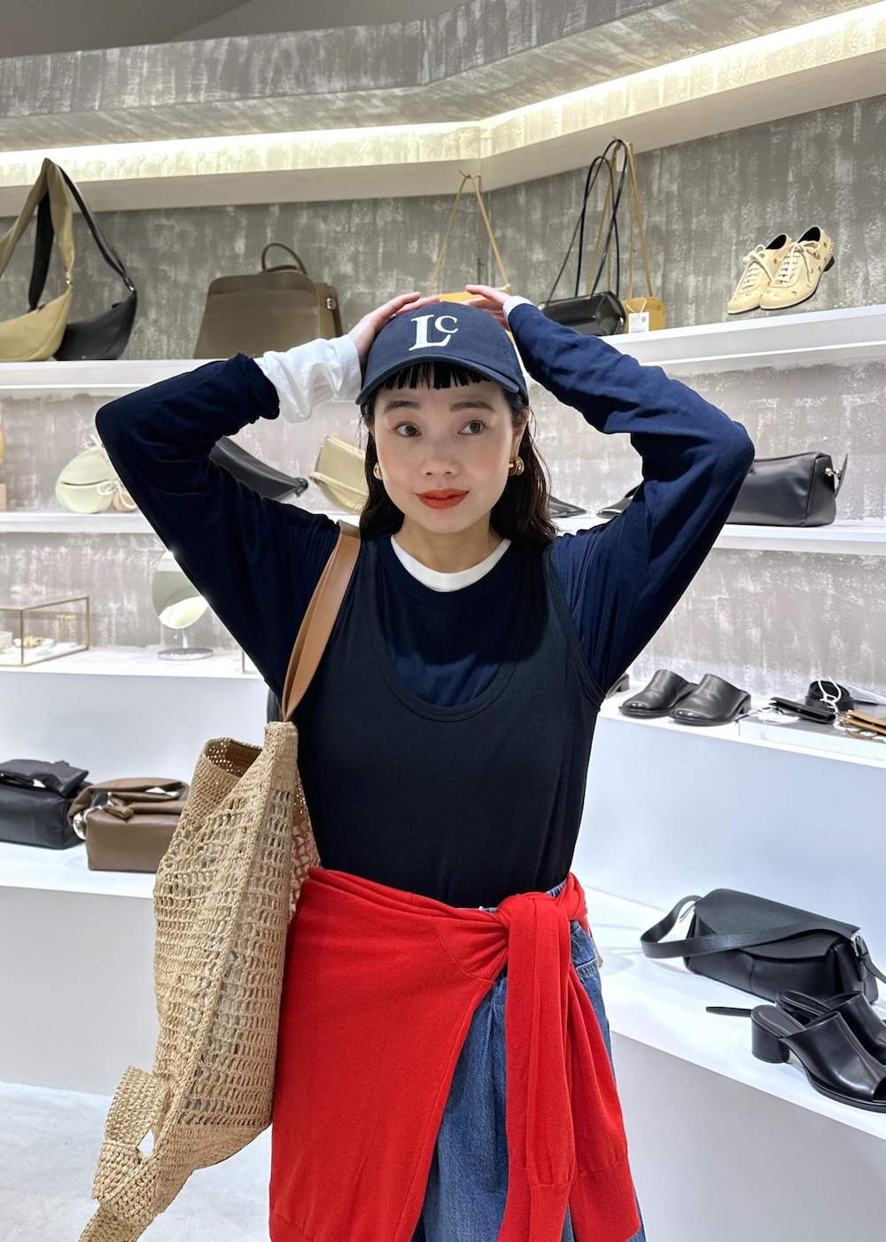 ブラック系のパンプス、ブルー系のデニムパンツ、ホワイト系のTシャツ/カットソーを着用したレディースの春コーディネートの7枚目の写真