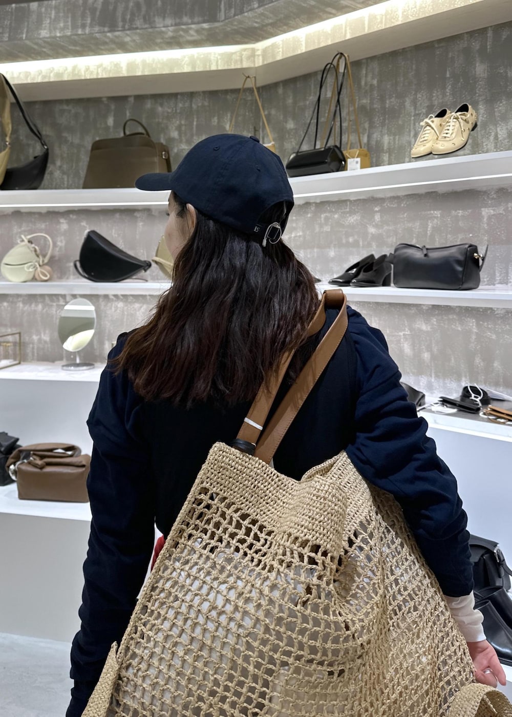 ブラック系のパンプス、ブルー系のデニムパンツ、ホワイト系のTシャツ/カットソーを着用したレディースの春コーディネートの10枚目の写真