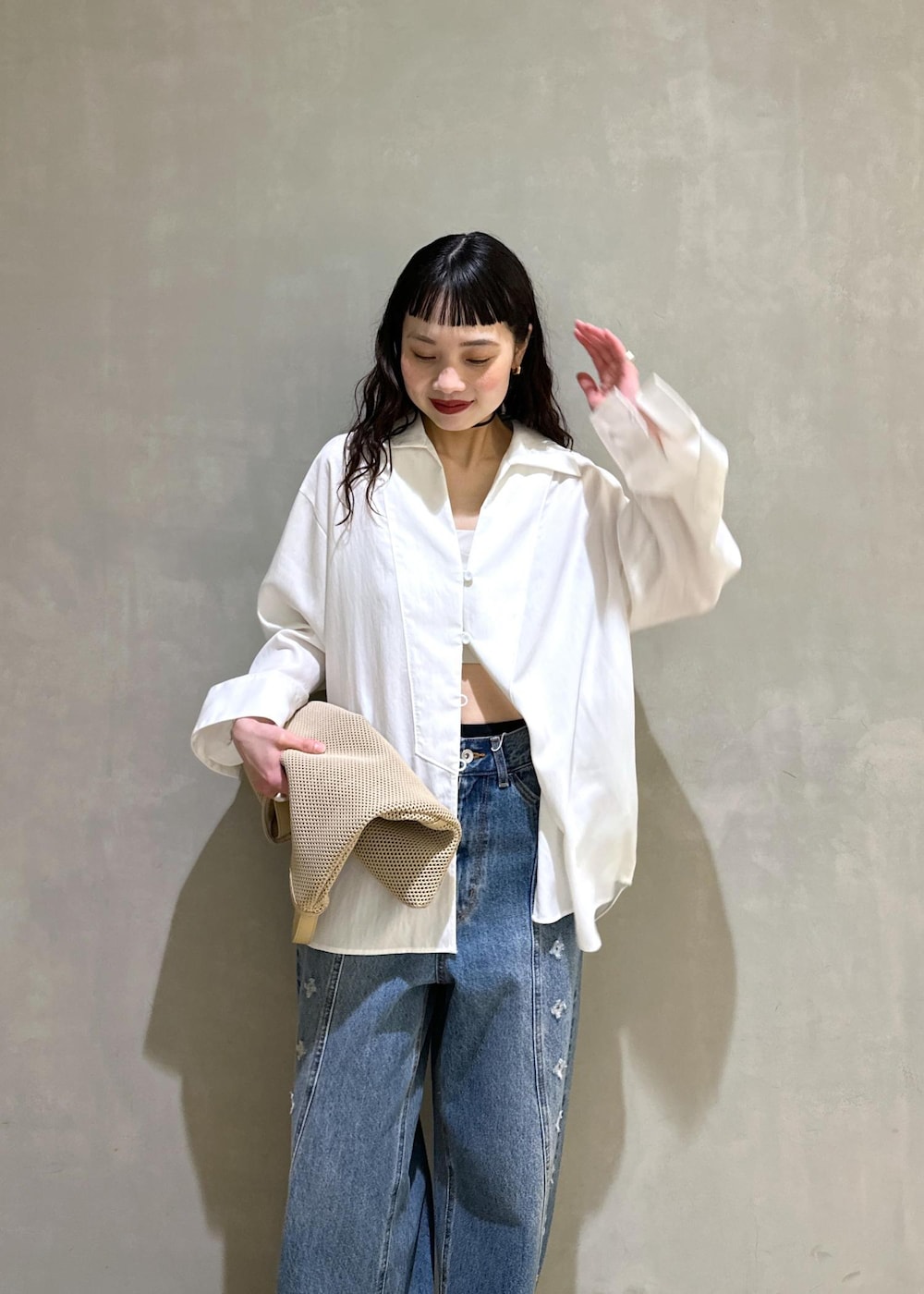 ベージュ系のショルダーバッグ、ホワイト系のシャツ/ブラウス、ブラック系のサンダルを着用したレディースの春コーディネートの6枚目の写真