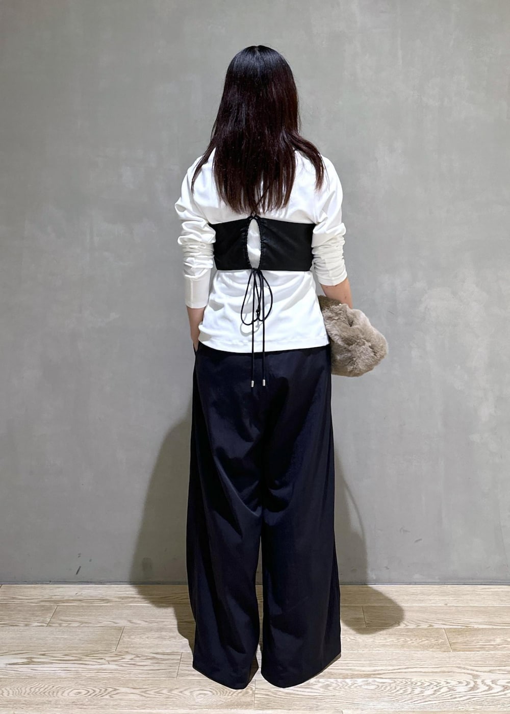 「web限定商品、web限定、パンプス、proenza schouler、クラッチバッグ、ビスチェ、初秋コーデ、秋コーデ、デートコーデ、お出かけコーデ、女子会コーデ、モード、大人カジュアル、レイヤード、モノトーンコーデ」|「ADAM ET ROPE'の【サステナブル・洗える】メニーボタンスリットプルオーバー(Tシャツ/カットソー、ホワイト系)」を使った、AKARIさん(レディース・157cm)の秋コーディネートの4枚目の写真