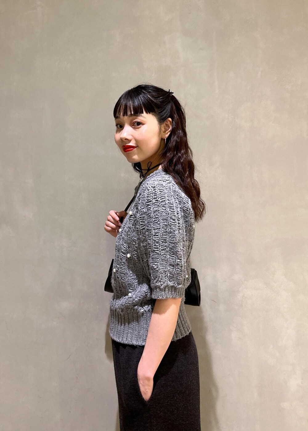 「WEB限定、WEB限定商品、パール、ニット、ニットパンツ、初秋コーデ、秋コーデ、初冬コーデ、セレモニーコーデ、デートコーデ、お出かけコーデ、女子会コーデ、フェミニンコーデ、シンプルコーデ、きれいめコーデ」|「ADAM ET ROPE'のMOL Rollバッグ(ショルダーバッグ、ブラック系)」を使った、AKARIさん(レディース・157cm)の夏コーディネートの8枚目の写真