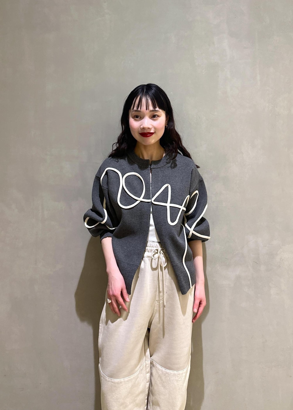 ホワイト系のサンダル、グレー系のカーディガン/ボレロを着用したレディースの冬コーディネートの7枚目の写真