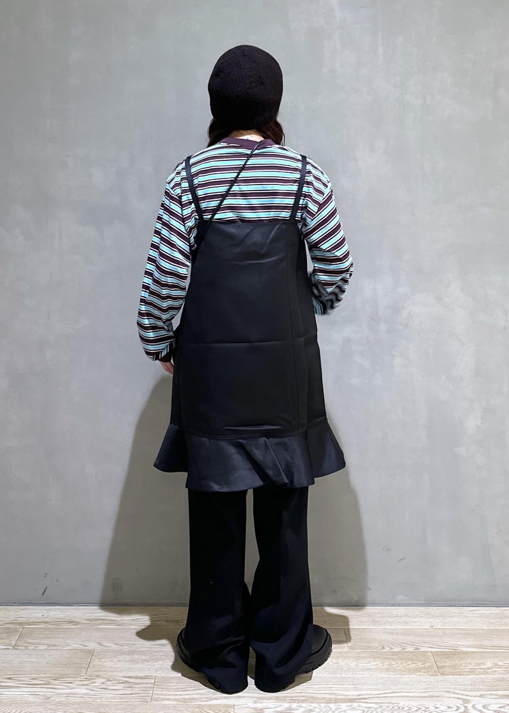 ブルー系のTシャツ/カットソー、ブラック系のその他シューズ、ブラック系のスラックスを着用したレディースの秋コーディネートの5枚目の写真