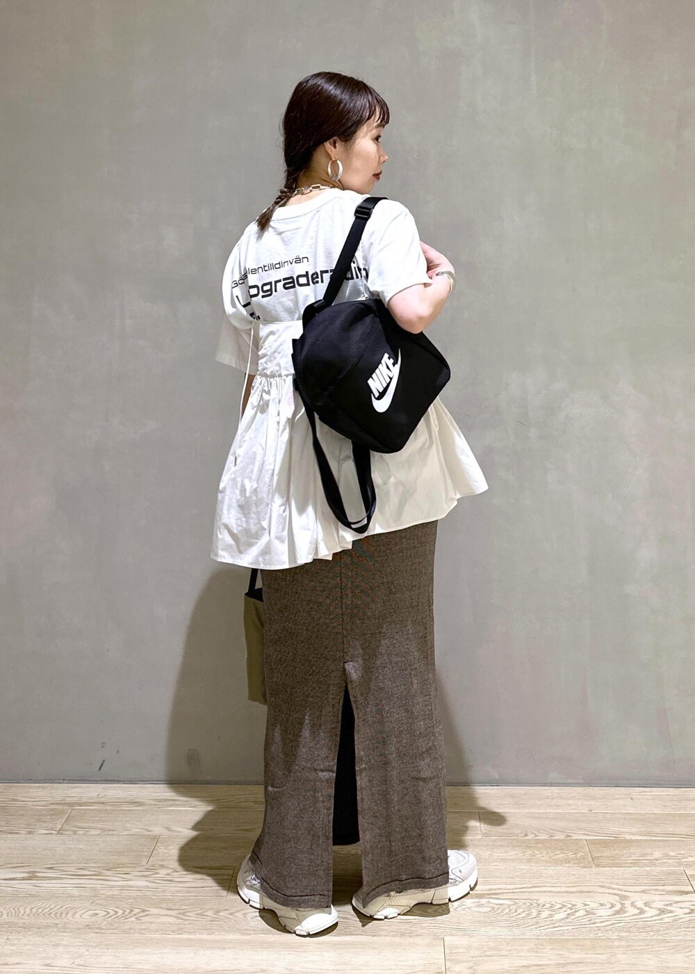 ベージュ系のスカート、ホワイト系のシャツ/ブラウス、ホワイト系のTシャツ/カットソーを着用したレディースの夏コーディネートの4枚目の写真