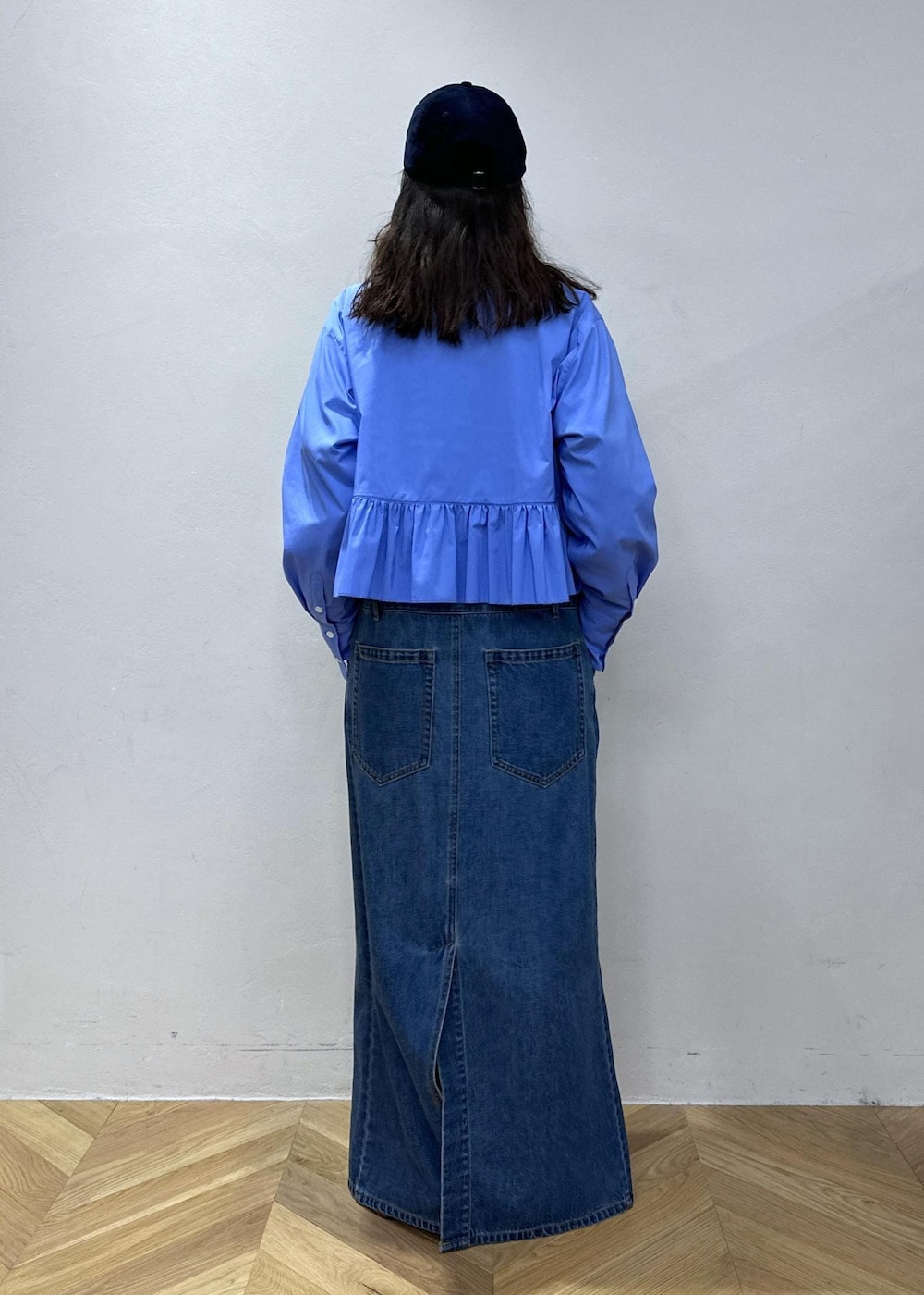 ブラウン系のサンダル、ブラック系のワンピース、ブルー系のシャツ/ブラウスを着用したレディースの冬コーディネートの4枚目の写真