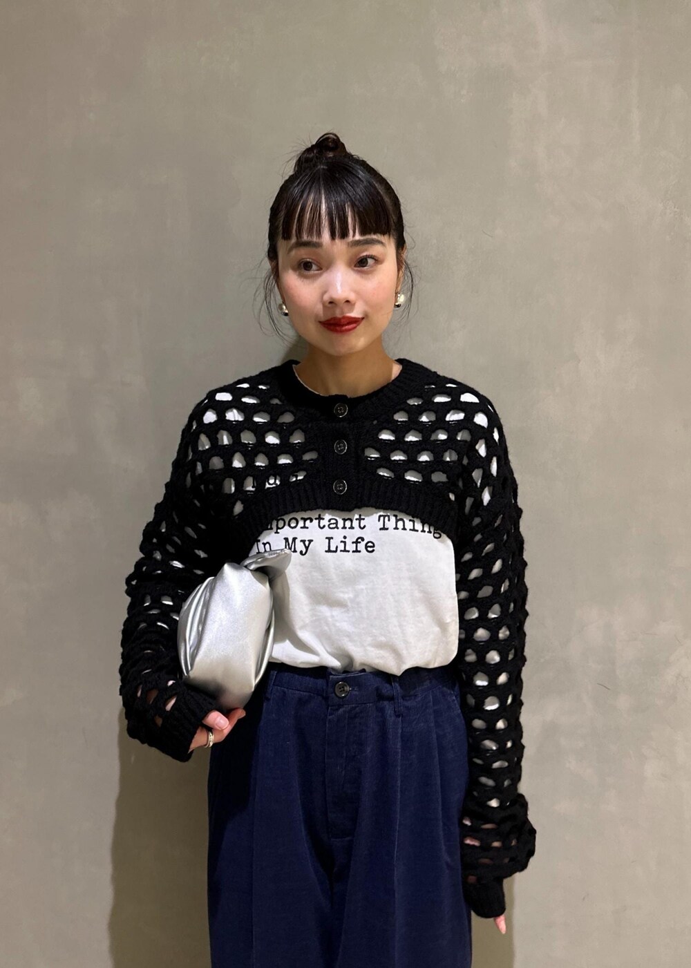 ホワイト系のTシャツ/カットソー、ブラック系のパンプス、ブラック系のカーディガン/ボレロを着用したレディースの秋コーディネートの7枚目の写真