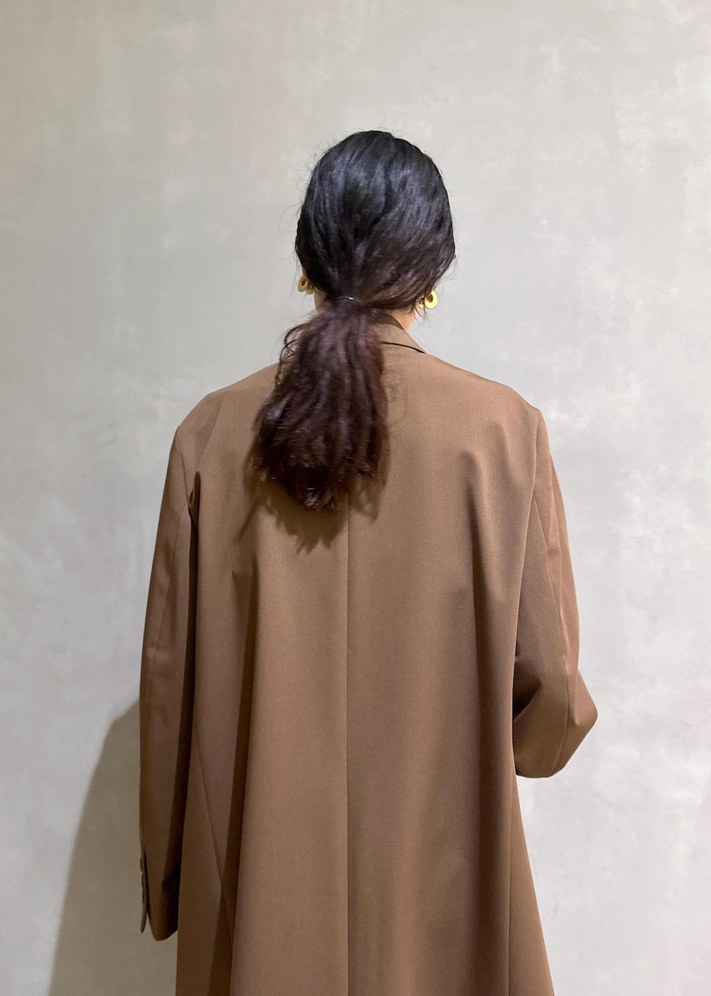 ブラック系のサンダル、ブラウン系のテーラードジャケット、ブルー系のシャツワンピースを着用したレディースの秋コーディネートの7枚目の写真