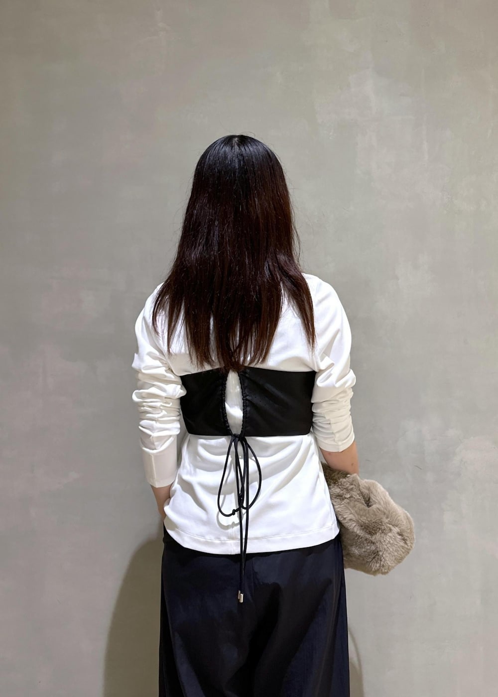 「web限定商品、web限定、パンプス、proenza schouler、クラッチバッグ、ビスチェ、初秋コーデ、秋コーデ、デートコーデ、お出かけコーデ、女子会コーデ、モード、大人カジュアル、レイヤード、モノトーンコーデ」|「ADAM ET ROPE'の【サステナブル・洗える】メニーボタンスリットプルオーバー(Tシャツ/カットソー、ホワイト系)」を使った、AKARIさん(レディース・157cm)の秋コーディネートの7枚目の写真