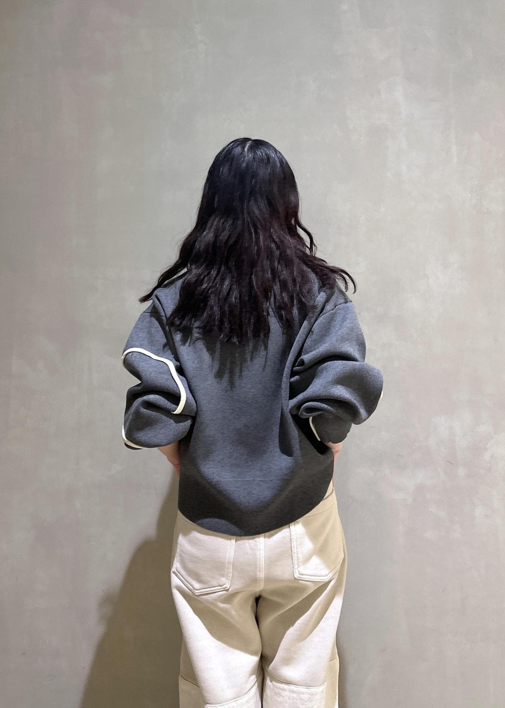 ホワイト系のサンダル、グレー系のカーディガン/ボレロを着用したレディースの冬コーディネートの9枚目の写真