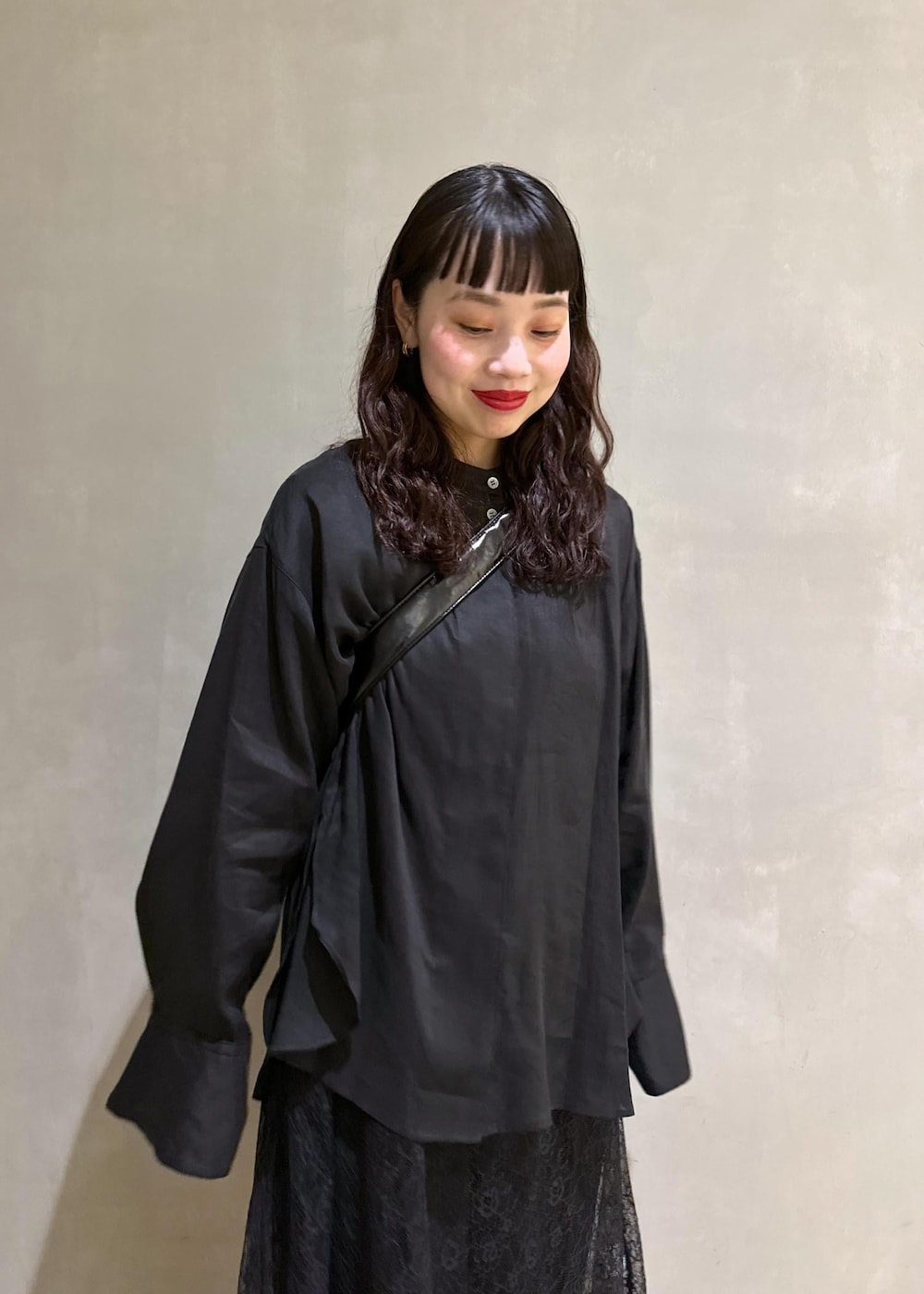 ブラック系のシャツ/ブラウス、ブラック系のショルダーバッグ、グリーン系のサンダルを着用したレディースの春コーディネートの8枚目の写真