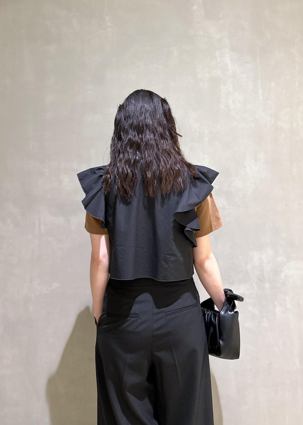 ブラウン系のTシャツ/カットソー、シルバー系のサンダル、ブラック系のTシャツ/カットソーを着用したレディースの夏コーディネートの7枚目の写真