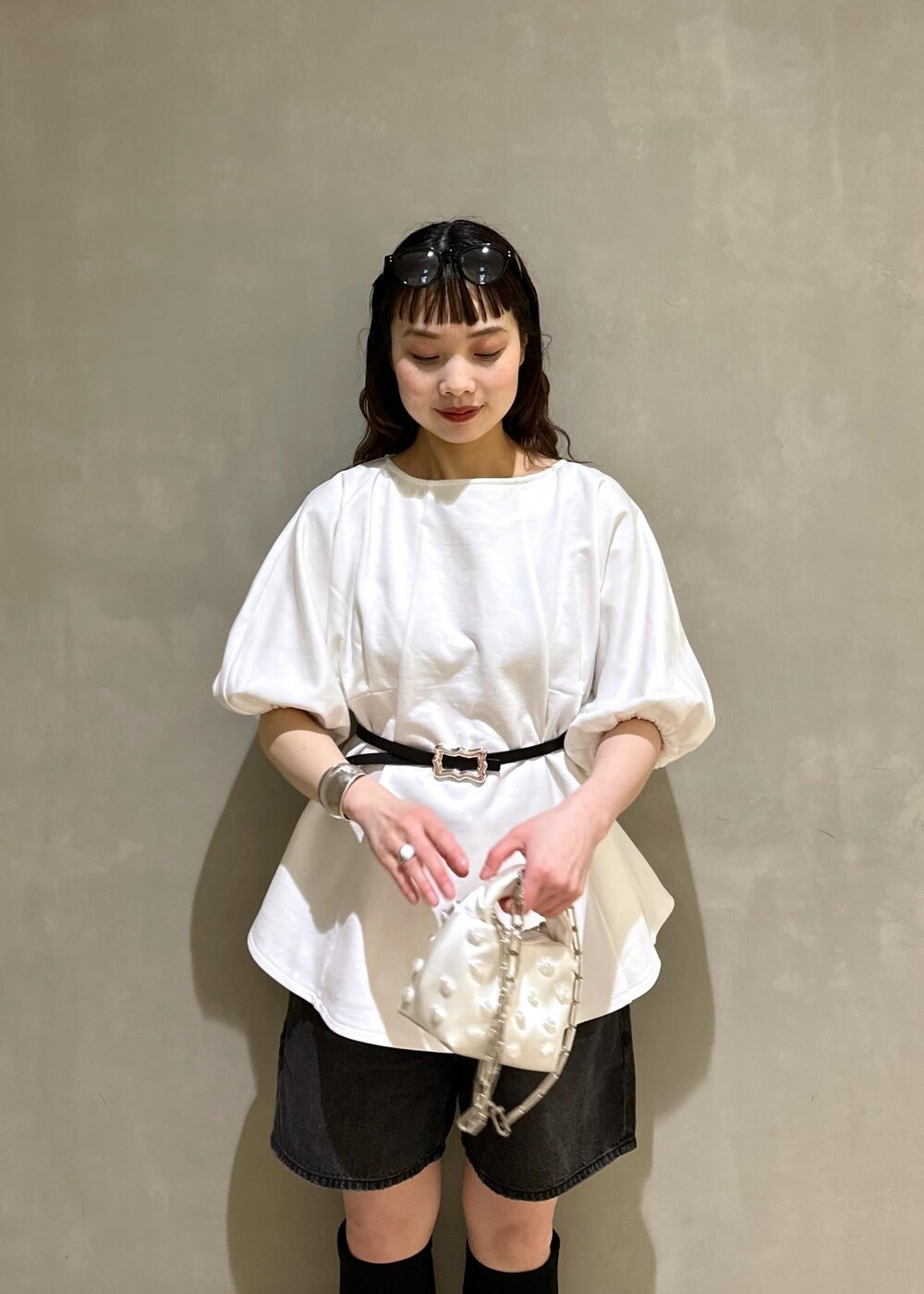 「ブルベ冬、ブルベ冬コーデ、ハーフパンツ、ロングブーツ、レインブーツ、ベルト、サングラス、チェーンバッグ、ADAM ET ROPÉ、FEMME、骨格ウェーブ、ブルべ、きれいめ、きれいめカジュアル、大人カジュアル」｜「ADAM ET ROPE'のウォータープルーフソックスロングブーツ（ブーツ、ブラック系）」を使った、AKARIさん（レディース・157cm）の春コーディネートの7枚目の写真