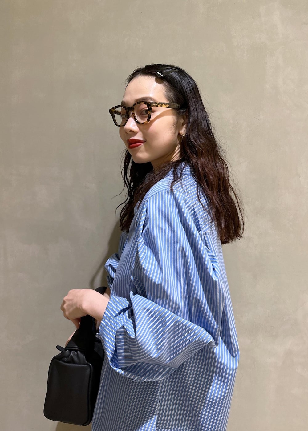 ブラック系のハンドバッグ、ブラック系のその他パンツ、ブラック系のブーツを着用したレディースの秋コーディネートの6枚目の写真