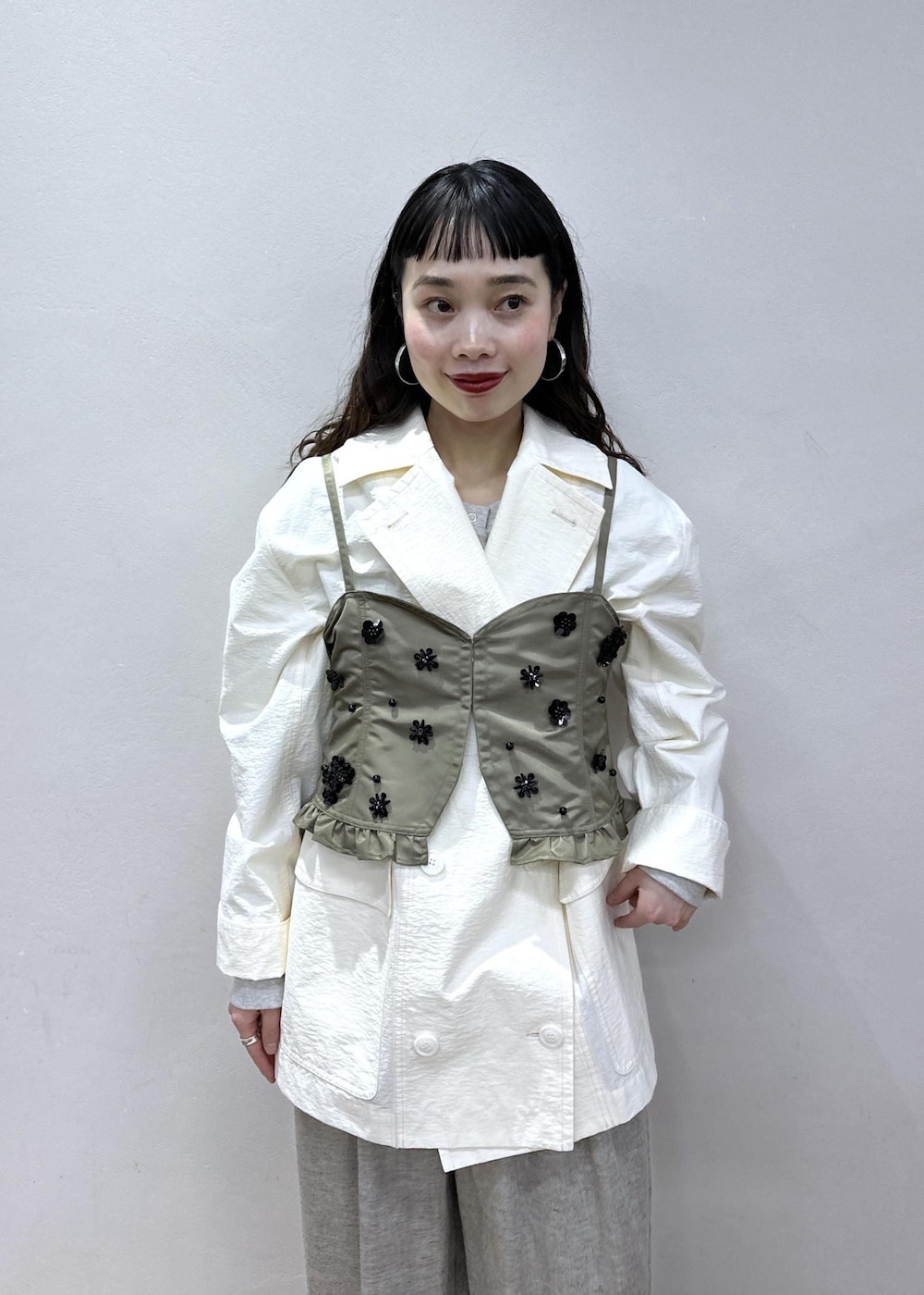 ホワイト系のカーディガン/ボレロを着用したレディースの冬コーディネートの6枚目の写真