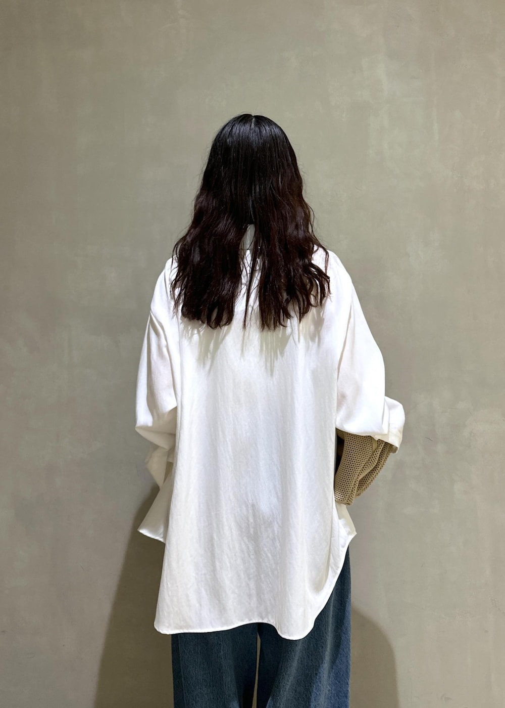 ベージュ系のショルダーバッグ、ホワイト系のシャツ/ブラウス、ブラック系のサンダルを着用したレディースの春コーディネートの8枚目の写真