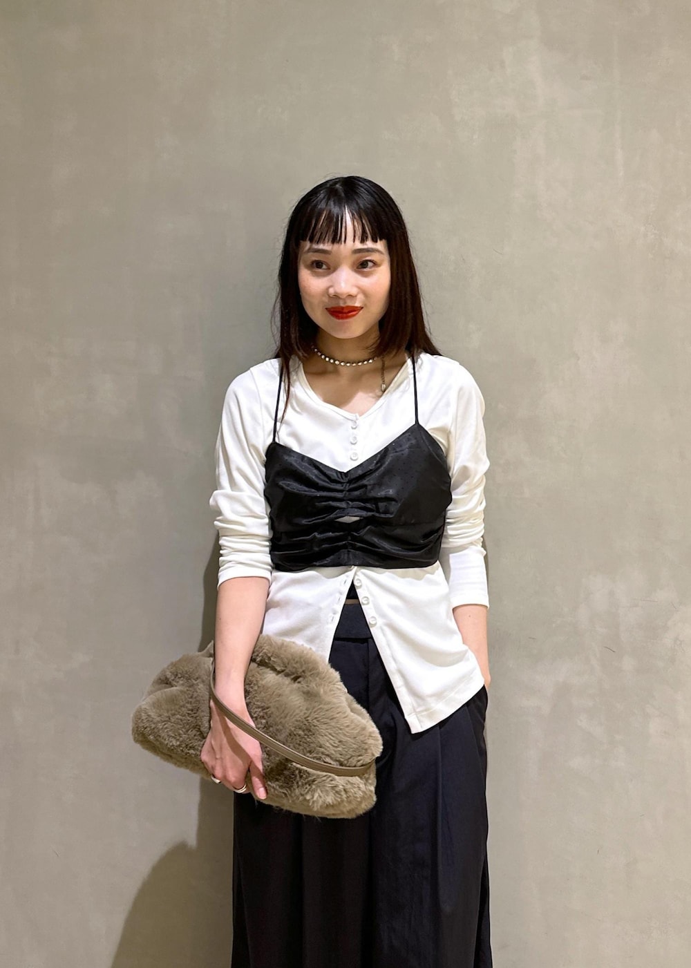 「web限定商品、web限定、パンプス、proenza schouler、クラッチバッグ、ビスチェ、初秋コーデ、秋コーデ、デートコーデ、お出かけコーデ、女子会コーデ、モード、大人カジュアル、レイヤード、モノトーンコーデ」|「ADAM ET ROPE'の【サステナブル・洗える】メニーボタンスリットプルオーバー(Tシャツ/カットソー、ホワイト系)」を使った、AKARIさん(レディース・157cm)の秋コーディネートの5枚目の写真