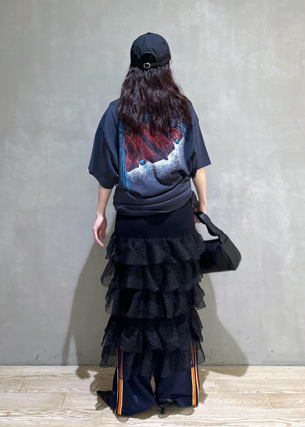 ブルー系のその他パンツ、ブラック系のサンダル、ブラック系のハンドバッグを着用したレディースの夏コーディネートの4枚目の写真