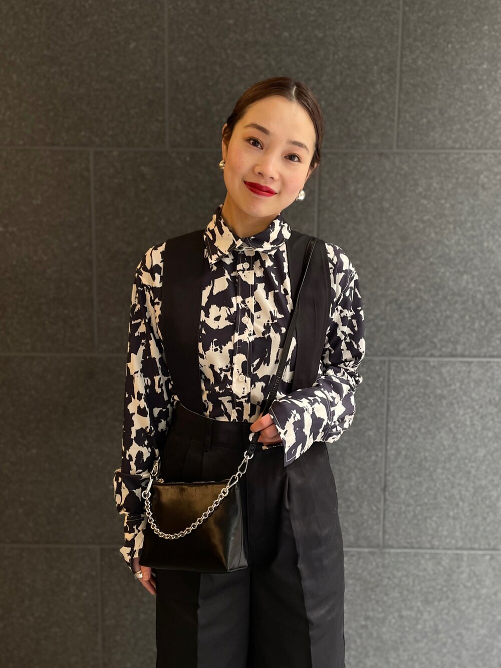 ブラック系のシャツ/ブラウス、ブラック系のパンツ、ブラック系のショルダーバッグを着用したレディースの冬コーディネートの5枚目の写真